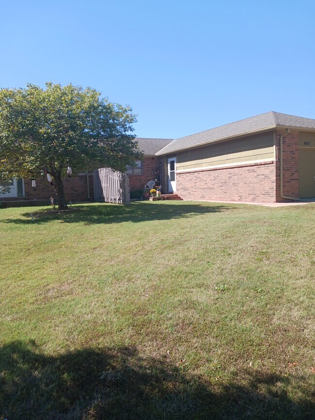 Front if Property - 1615 N Arrowhead Dr
