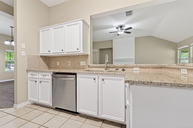 Building Photo - 11655 Lakeview Manor Dr