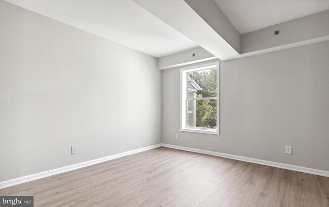 Building Photo - 3179 Summit Square Dr