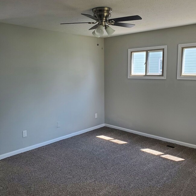 Building Photo - 6 BDRM HOUSE FOR RENT