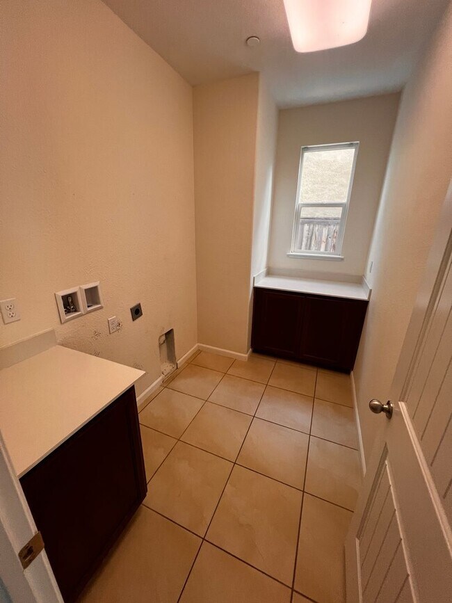 Building Photo - Great looking home and neighborhood in the North Village area close to shopping and freeway access