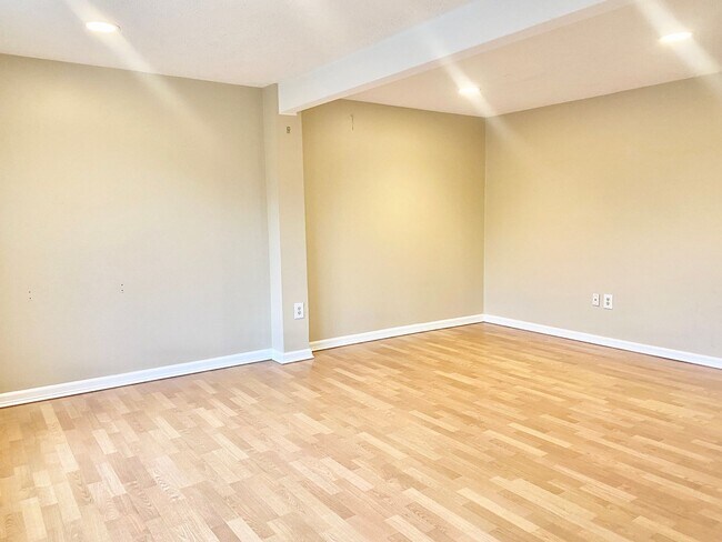 Building Photo - 3 Bedrooms Plus 2 Bonus Rooms!!! 2.5 Baths...