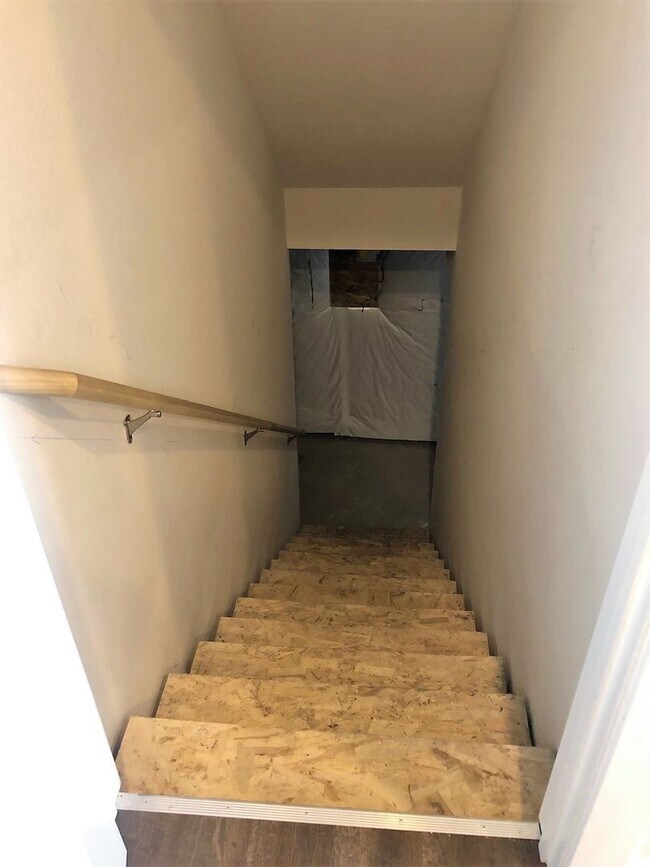 Building Photo - HUGE Single Family Home Available!