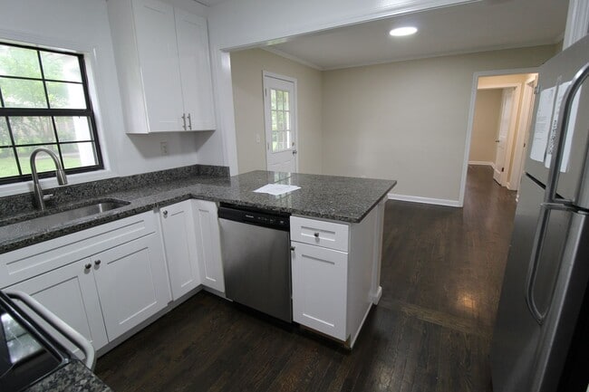 Building Photo - 1/2 Off Your August 2025 Rent On This 2 Be...