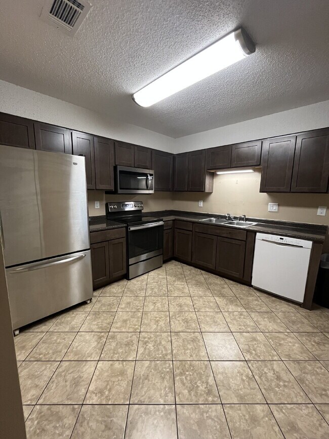 Building Photo - 939 Tanager Rd
