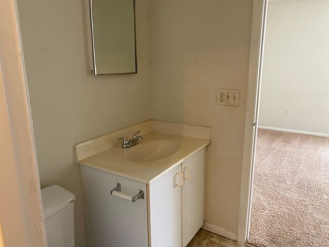 Building Photo - 3 bedroom 1 bath condo near the airport! /...