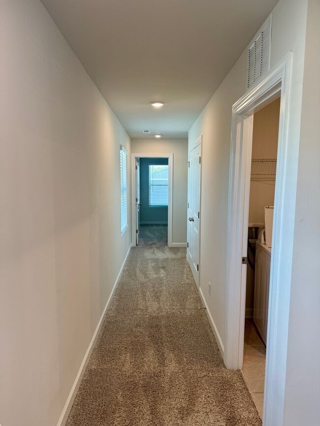 Building Photo - 3BR/2.5BA; Desirable Belmont Location