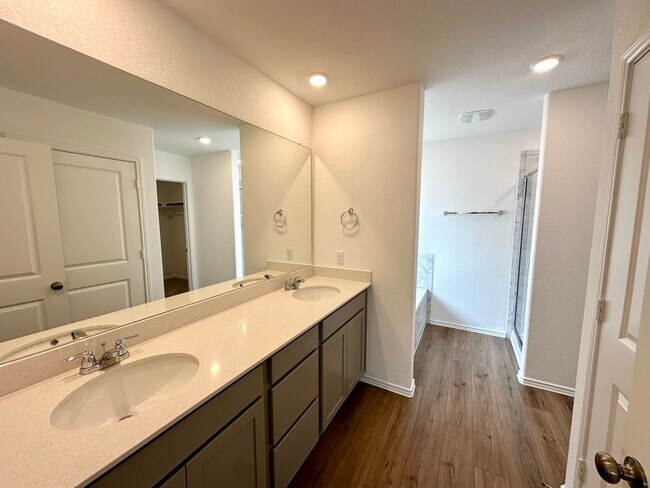 Building Photo - Beautiful Recently New Build Home in West ...