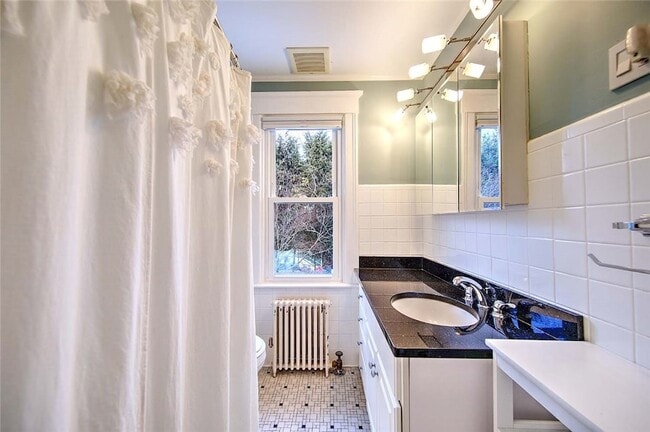 Building Photo - 118 Everett Ave