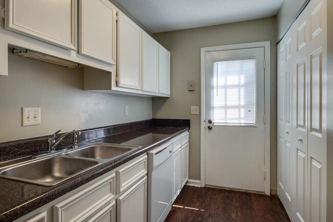 Building Photo - 1301 Neelys Bend Rd