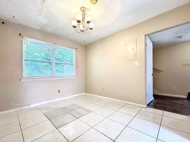 Building Photo - 925 Pine Oak Trail