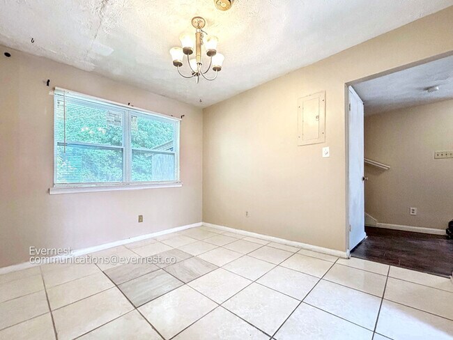 Building Photo - Charming 2-Bedroom Haven with Modern Comfo...