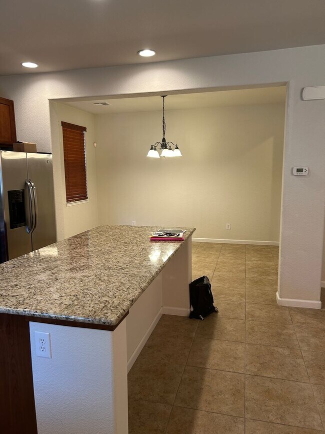 Building Photo - **READY FOR MOVE IN** Somersett Townhome
