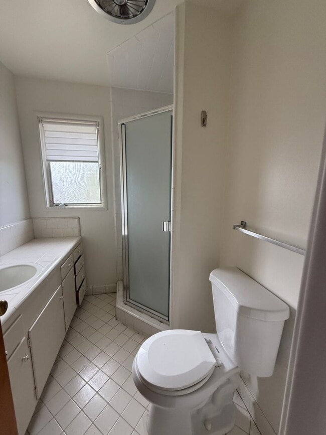 Building Photo - Spacious 3 bed 2 bath home available now!