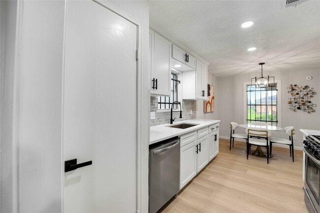 Building Photo - 12703 Redfern Dr