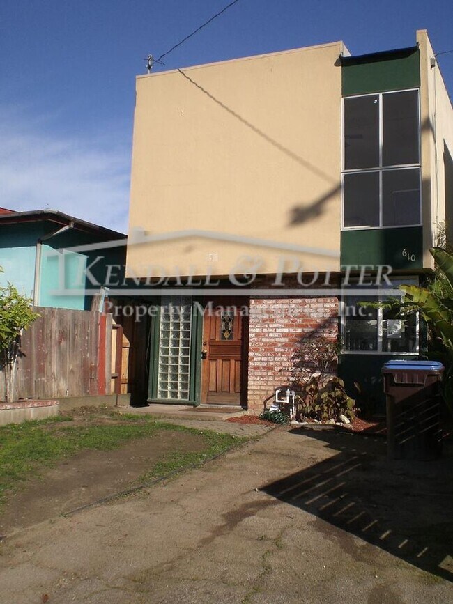 Building Photo - Cozy 2Bed/1Bath, Two Story Home Located On...