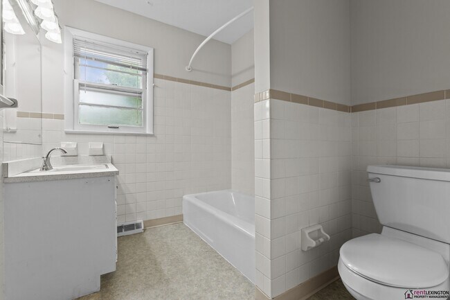 Building Photo - 2124 Violet Rd