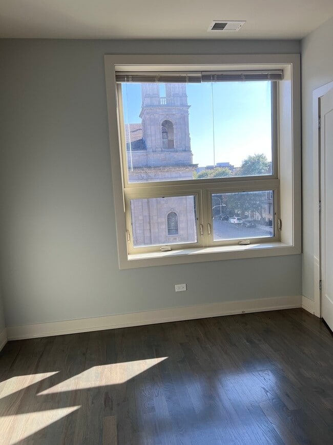 Building Photo - 1208 E 64th St