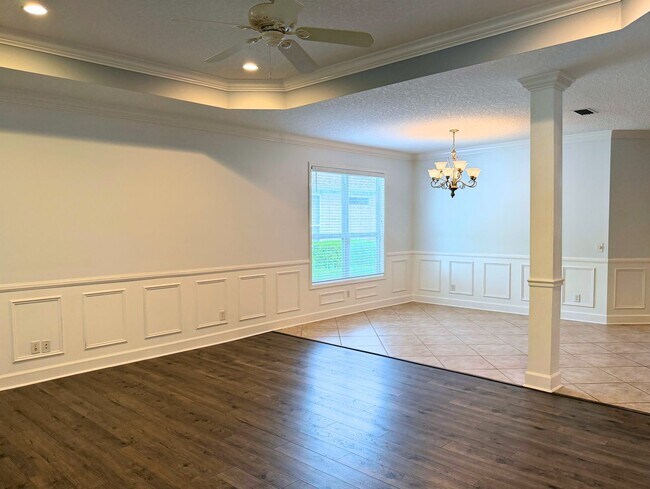 Building Photo - 3/2 fenced in yard, landscaping included !
