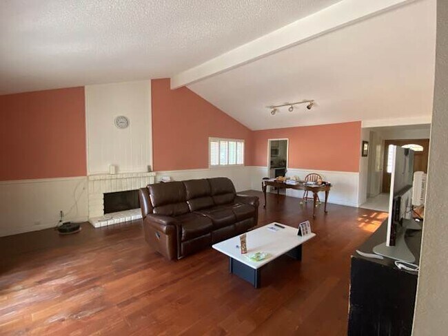 Building Photo - 2 Lindberg