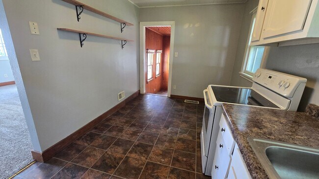 Building Photo - Charming 1 Bedroom Home with Large Yard & Garage