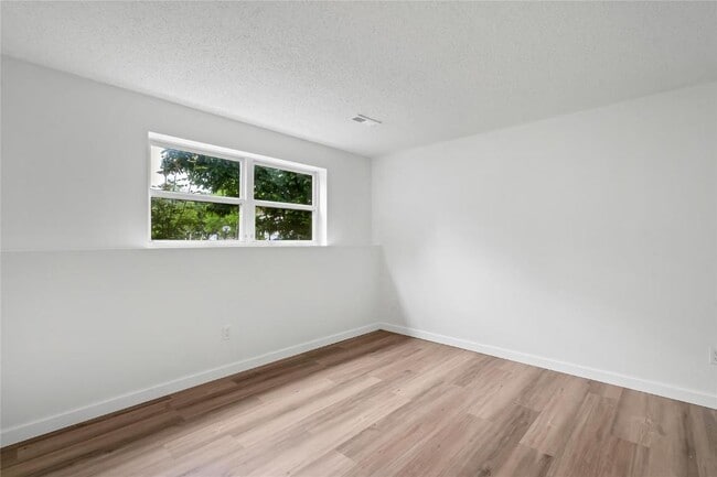 Building Photo - 802 Notre Dame Dr