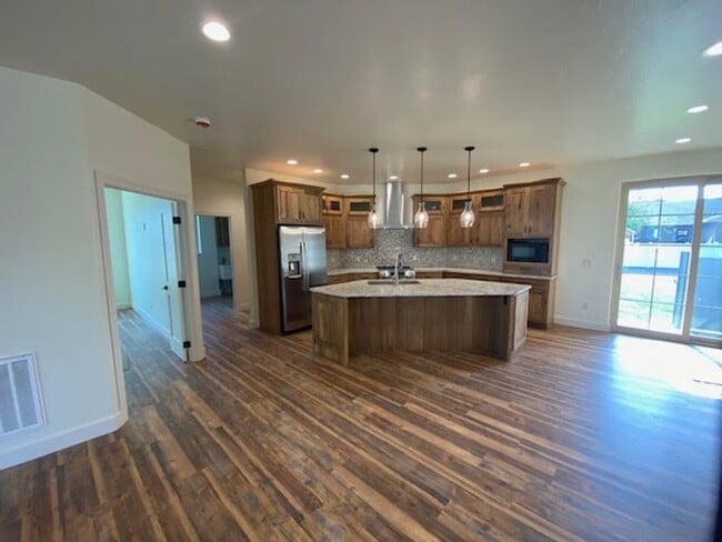 Building Photo - Beautifully Designed 3 Bed Home