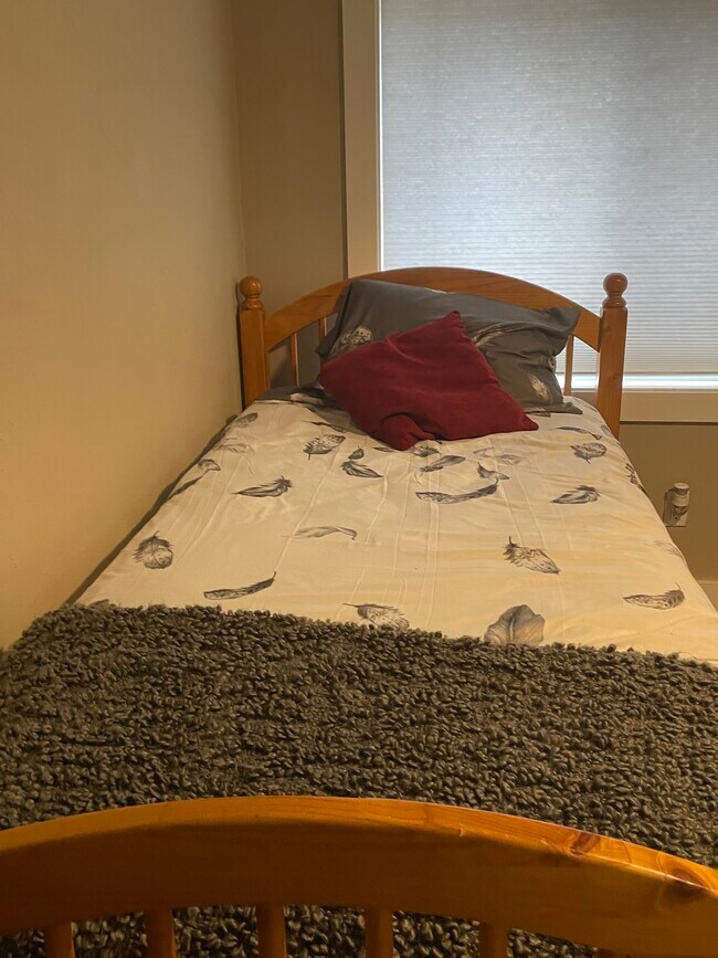 Single bed - 110 NE 40th St