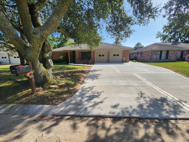Primary Photo - 405 Tiegs St