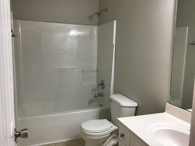 Building Photo - 3 Bedroom Condo off McConnells Hwy!  ***RE...