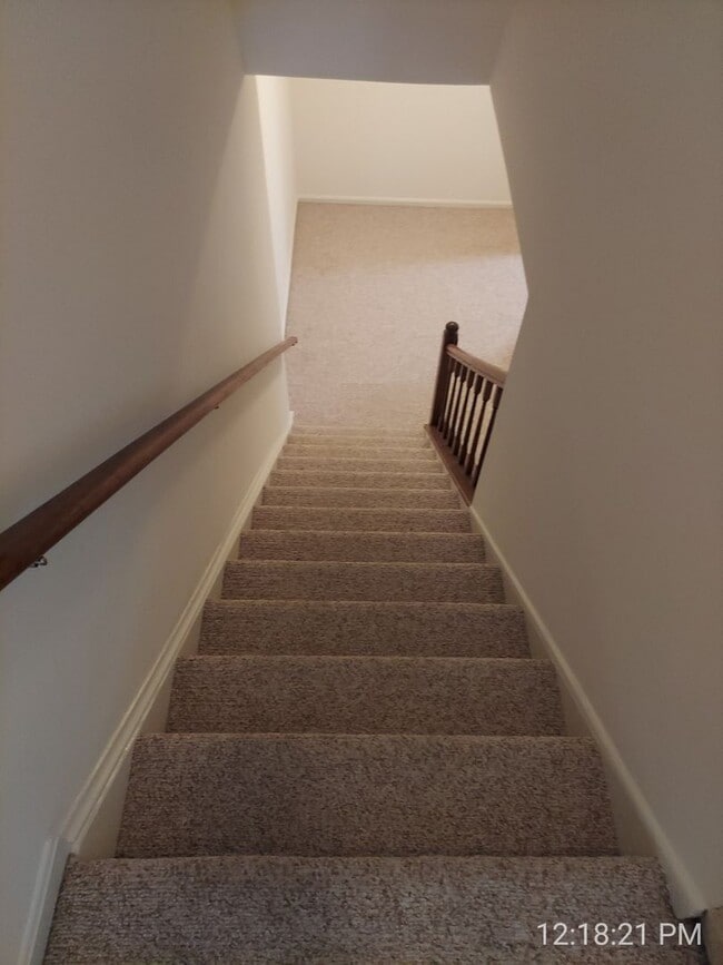 Building Photo - Spacious And Sun-Filled 3 Bedroom 2.5 Bath...