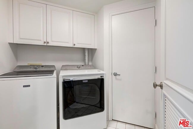 Building Photo - 430 N Oakhurst Dr