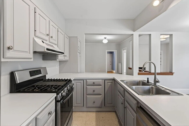 Building Photo - Beautiful First-Floor Condo in Portland’s West End