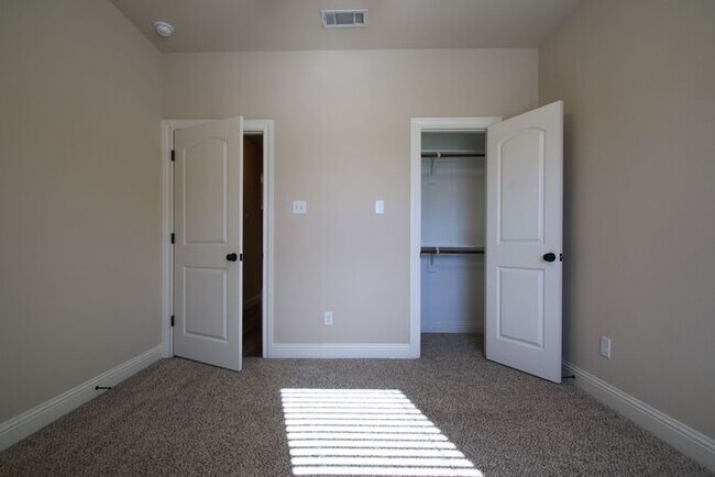 Building Photo - Ready Now! 3BD/2BA Home in Benbrook | Vaulted Ceilings | Gourmet Kitchen | 2-Car Garage | Landsca...