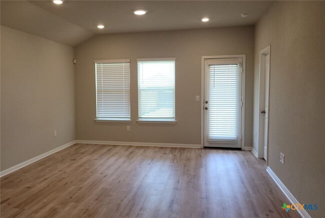 Building Photo - 417 Shiner Ln