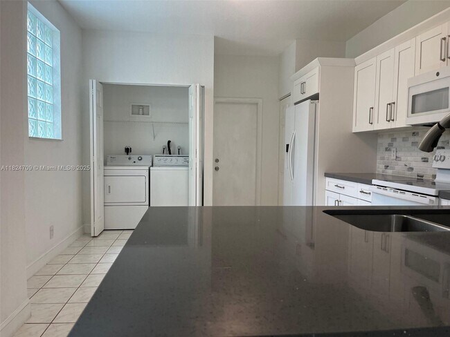 Building Photo - 2208 Ensenada Terrace