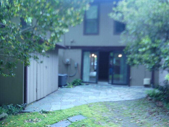 Building Photo - 1122 Willow Green Dr