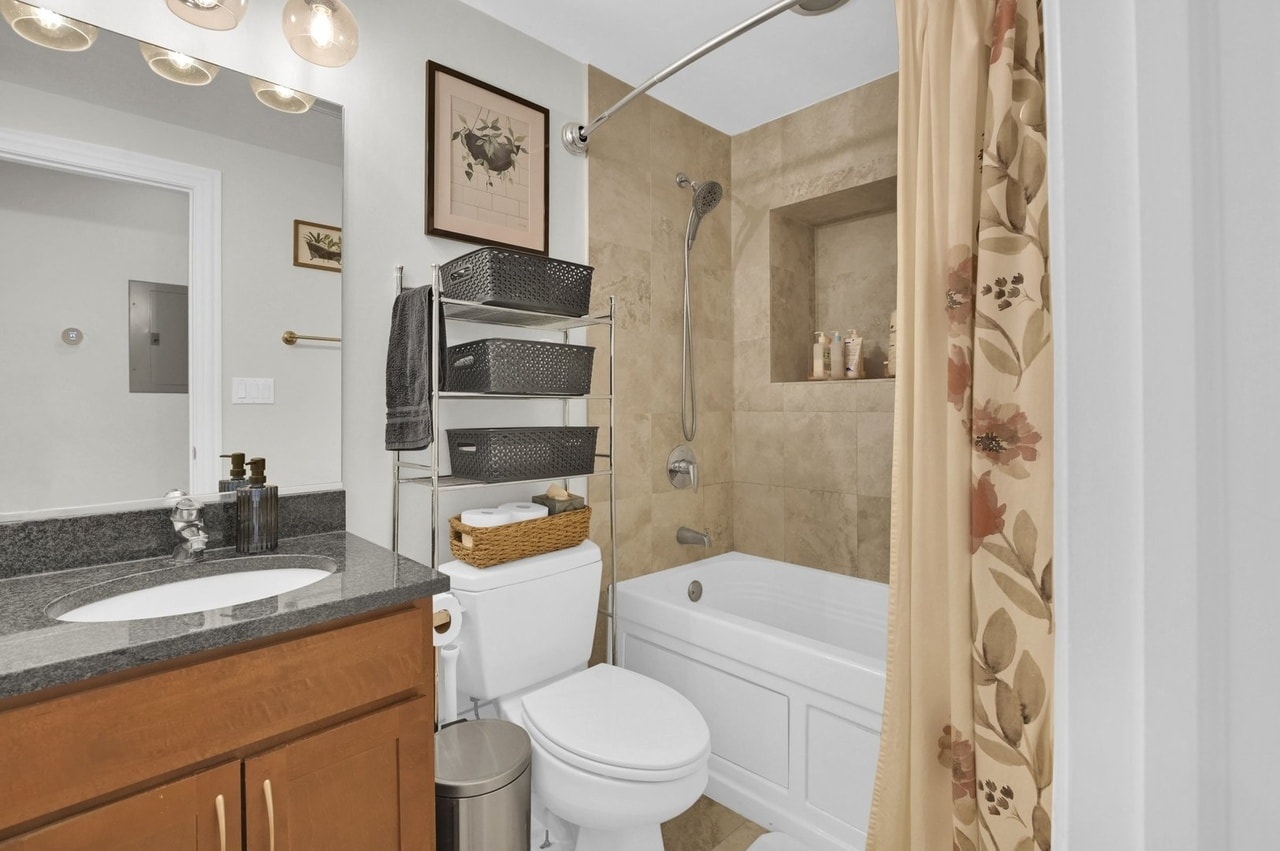 Building Photo - 2307 W Walton St