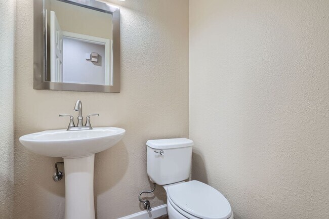 Building Photo - 4452 W Pondview Dr