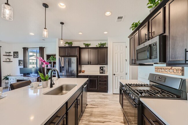 Building Photo - Modern Comfort in Castle Rock: 2-Bed, 2-Bath Home!!