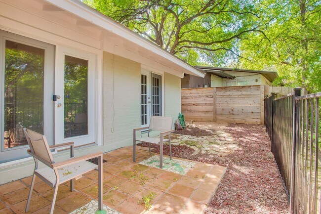 Building Photo - 2300 Trailside Dr