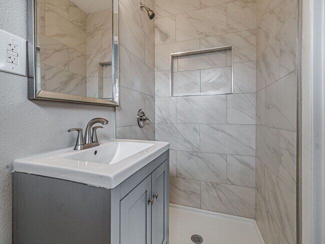 Building Photo - Newly remodeled home