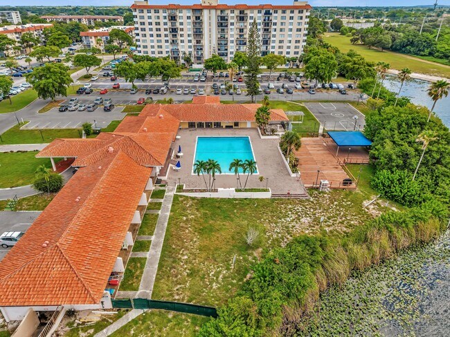 Building Photo - 4158 Inverrary Dr