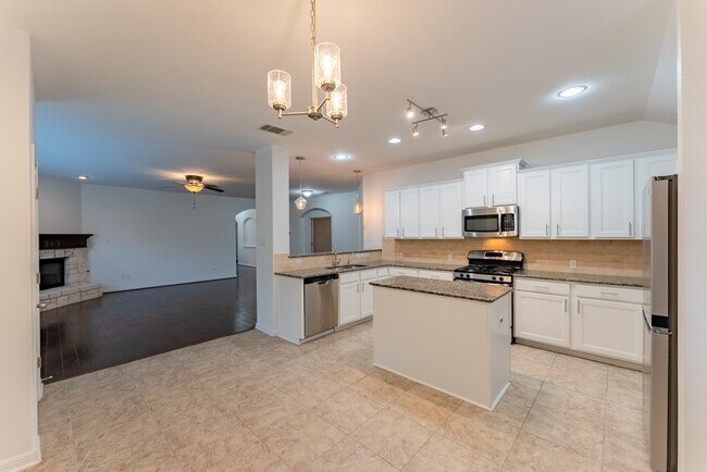 Building Photo - 448 Bottle Brush Dr