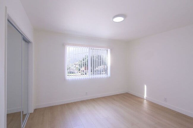 Building Photo - 3155 Montrose Ave