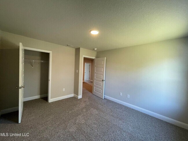 Building Photo - Large 4-bedroom home located in the South ...