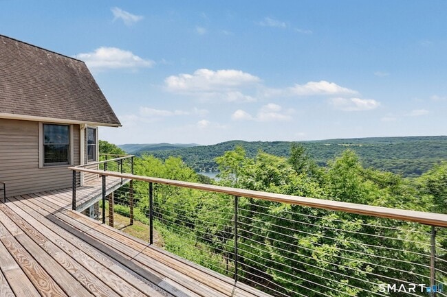 Building Photo - 12 Fox Run