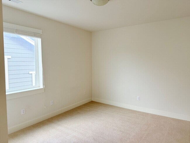 Building Photo - Beautiful 5-Bedroom Home with Mt. Rainier ...