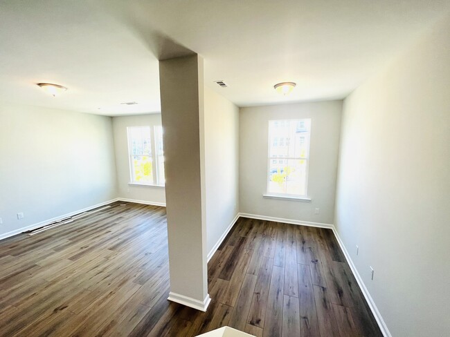Building Photo - 106 Hickory Plns Rd