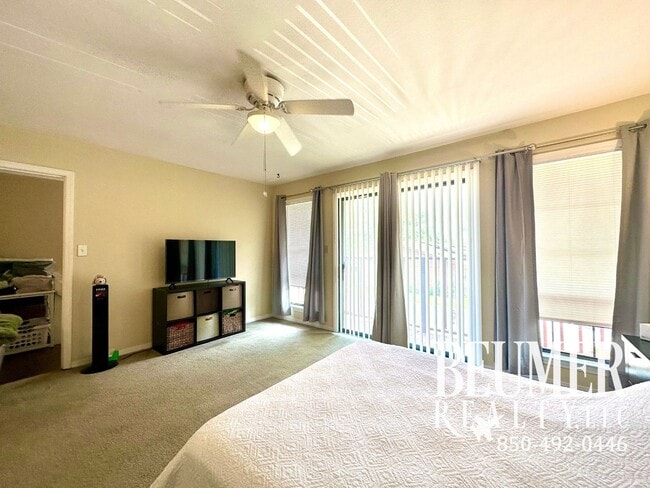 Building Photo - Townhome in SE Pensacola Scenic Hwy locate...